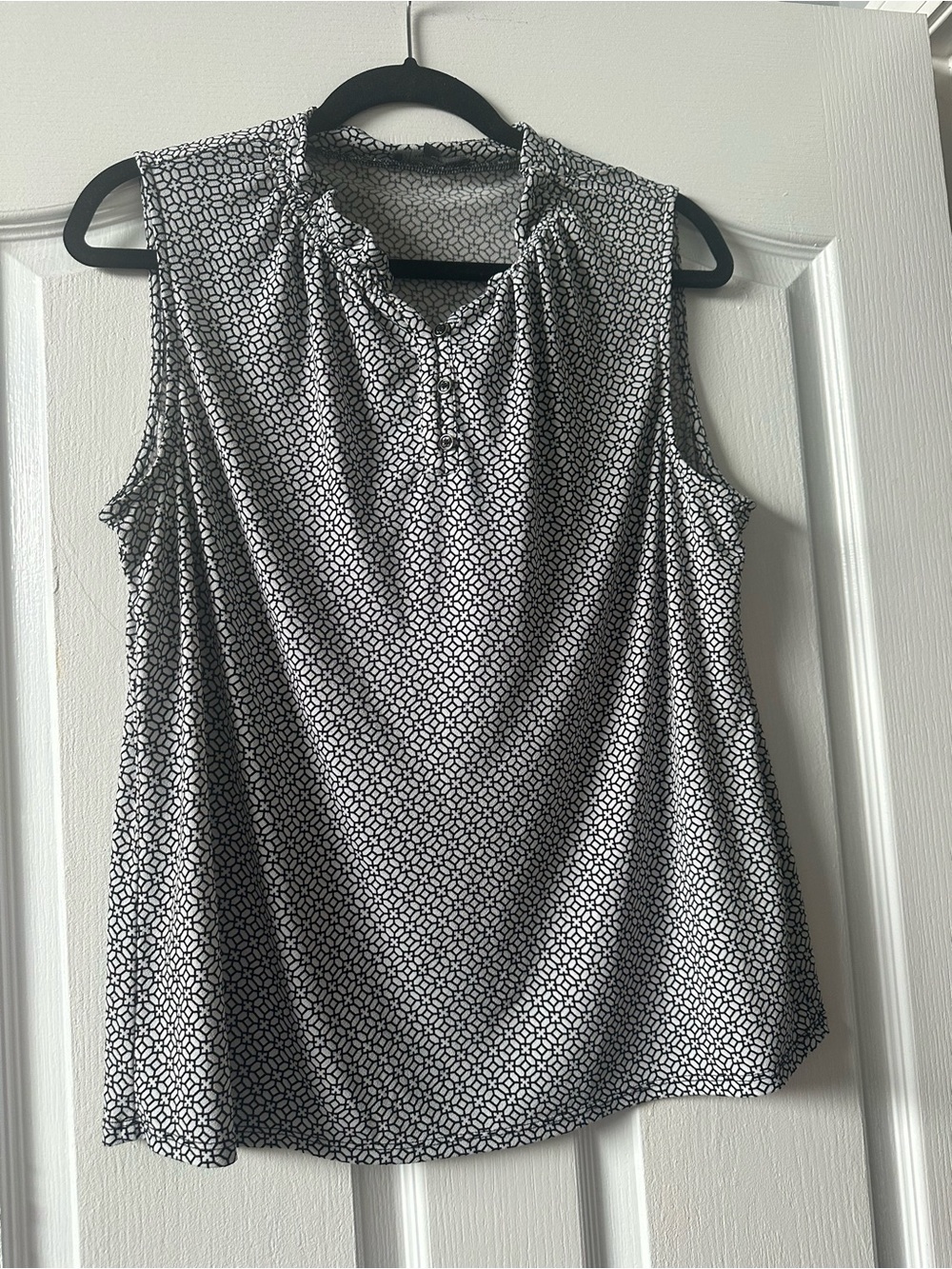 Adrianna Papell Black & White Geometric Sleeveless Blouse